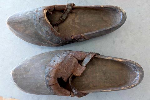 Concentration camp AUSCHWITZ BIRKENAU inmate uniform worn CLOGS kl kz original researched