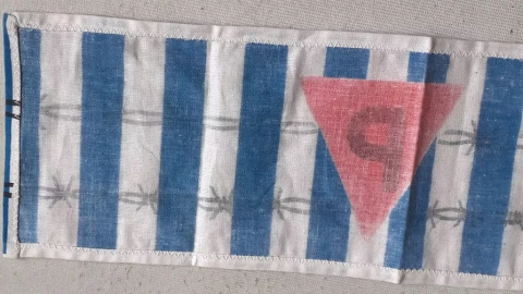 Concentration Camp AUSCHWITZ Polish inmate survivor commemorative liberation flag pennant