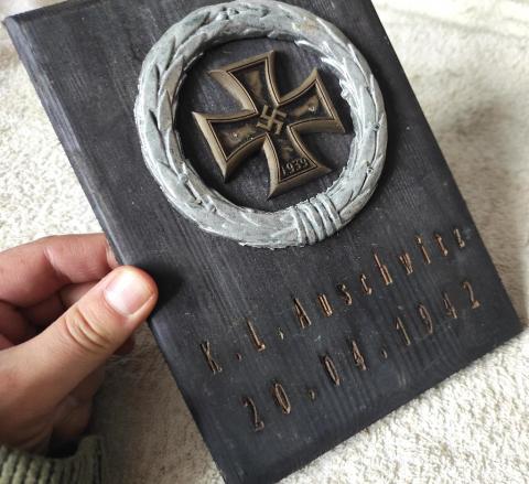 Concentration Camp AUSCHWITZ WAFFEN SS TOTENKOPF GUARD commemorative iron cross plate 1942