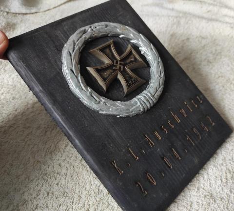 Concentration Camp AUSCHWITZ WAFFEN SS TOTENKOPF GUARD commemorative iron cross plate 1942
