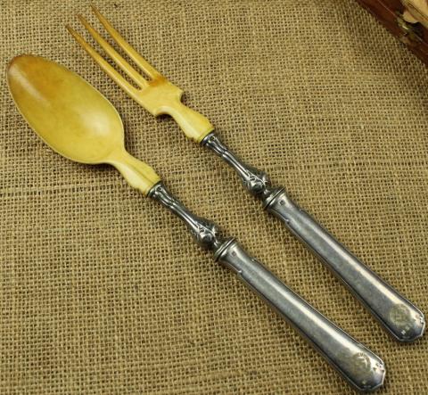 large NSDAP Nazi party spoon fork case bone silverware original authentic genuine a vendre large NSDAP Nazi party spoon fork case bone silverware original authentic genuine a vendre