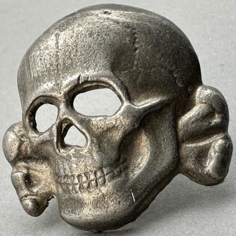 Waffen SS Totenkopf metal skull insigna visor cap M1/52 RZM original