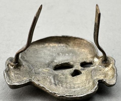 Waffen SS Totenkopf metal skull insigna visor cap M1/52 RZM original