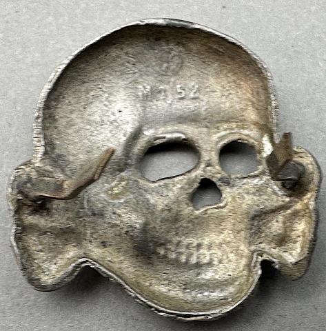 Waffen SS Totenkopf metal skull insigna visor cap M1/52 RZM original