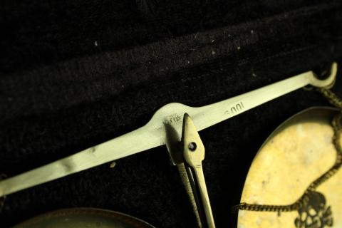 WW2 German Nazi WAFFEN SS TOTENKOPF scale in case to weight poison or diamonds