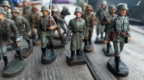 lot of 17 wehrmacht soldiers figurines Elastolin Lineol Hausser Tipcco wartime toy toys Germany 1930s