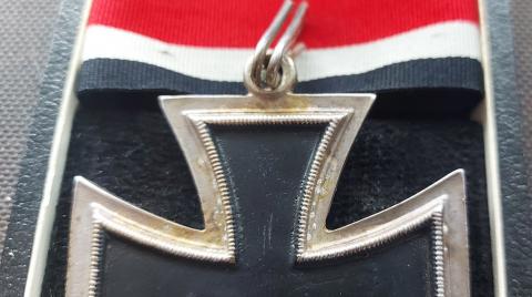 PERFECT REPLIKA OF A KNIGHT CROSS OF THE IRON CROSS IN CASE & RIBBON Ritterkreuz