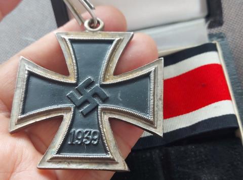 PERFECT REPLIKA OF A KNIGHT CROSS OF THE IRON CROSS IN CASE & RIBBON Ritterkreuz