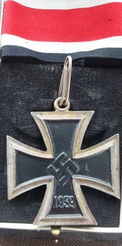 PERFECT REPLIKA OF A KNIGHT CROSS OF THE IRON CROSS IN CASE & RIBBON Ritterkreuz