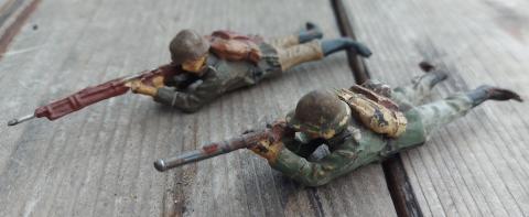 WW2 German Nazi lot of 2 wehrmacht SNIPER figurines toys war battlefield shooters Germany 1930s