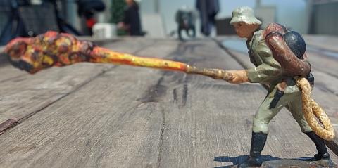 WW2 German Nazi nice fire flame thrower figurine Elastolin Lineo Hausser figurine toy