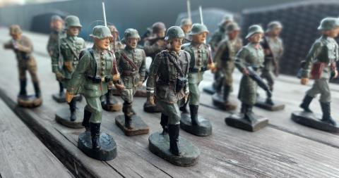 WW2 German Nazi WARTOYS lot of 17 wehrmacht soldiers figurines Elastolin Lineol shooters toys