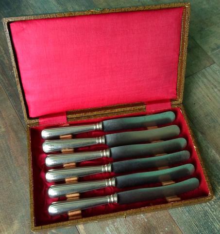 WW2 GERMAN NAZI AMAZING CASED WAFFEN SS TOTENKOPF KNIVES SET WITH SS RUNES ON EACH KNIFE