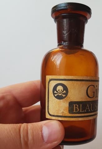WW2 GERMAN NAZI EXTREMELY RARE ZYKLON B JEWISH EXTERMINATION GAS COMPANY DEGESCH POISON BOTTLE CONCENTRATION CAMP HOLOCAUST