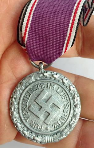 WW2 GERMAN NAZI FUR VERDIENSTE IM LUFTSCHULTZ MEDAL WITH RIBBON