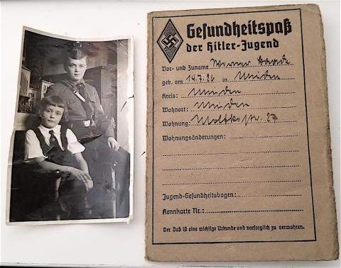 WW2 GERMAN NAZI GESUNDHEITSPASS DER HITLER-JUGEND ID WITH PHOTO ADOLF HITLER YOUTH FLIP ID AUSWEIS SOLDBUCH WEHRPAS 