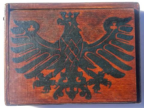 WW2 GERMAN NAZI HOLOCAUST AMAZING AND UNIQUE WOODEN BOX WITH CONCENTRATION CAMP AUSCHWITZ PATCHES : INMATE ID & POLITICAL STAR OF DAVID