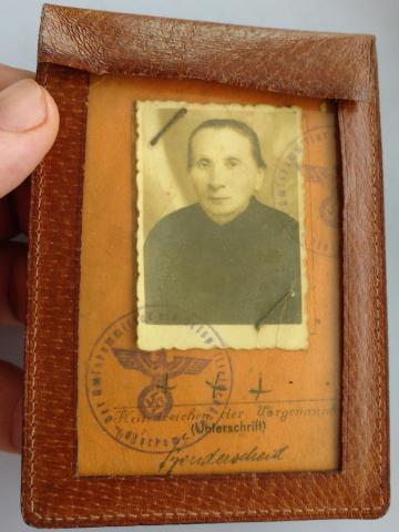 WW2 GERMAN NAZI HOLOCAUST CONCENTRATION CAMP AUSCHWITZ BIRKENAU INMATE SURVIVOR CASED MEDAL + PHOTO ID STAMPED WITH NAZI EAGLE WOW