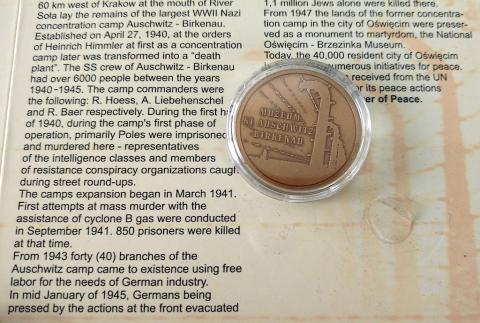 WW2 GERMAN NAZI HOLOCAUST CONCENTRATION CAMP AUSCHWITZ PLASTIFIED PRESENTATION CARD WITH A COMMEMORATIVE COIN GIVEN TO SURVIVORS IN EVENT AFTER LIBERATION
