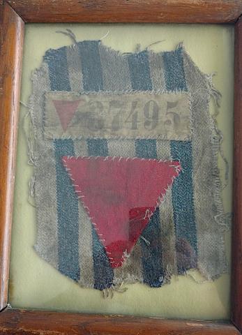 WW2 GERMAN NAZI HOLOCAUST JEWISH JEW CONCENTRATION CAMP AUSCHWITZ BIRKENAU SURVIVOR INMATE'S PATCHES & JACKET PIECE IN FRAME - UNIQUE !