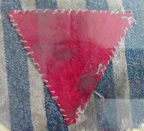 WW2 GERMAN NAZI HOLOCAUST JEWISH JEW CONCENTRATION CAMP AUSCHWITZ BIRKENAU SURVIVOR INMATE'S PATCHES & JACKET PIECE IN FRAME - UNIQUE !