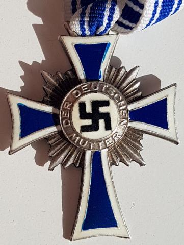 WW2 GERMAN NAZI MOTHER CROSS MEDAL IN SILVER CIVILIAN AWARD