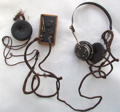 WW2 GERMAN NAZI NICE COMMUNICATION SET WITH HEADPHONES AND RELAY BOX FROM WEHRMACHT, PANZER OR WAFFEN SS REGIMENT