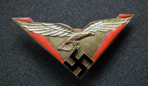 WW2 GERMAN NAZI NICE LUFTWAFFE PIN BADGE WITH EAGLE AND SWASTIKA