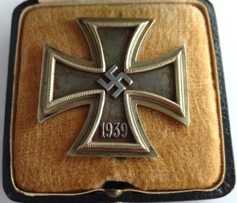 WW2 GERMAN NAZI NICE WAFFEN SS OR WEHRMACHT IRON CROSS FIRST CLASS AWARD MEDAL WITH CASE, AMAZING PATINA - MARKED