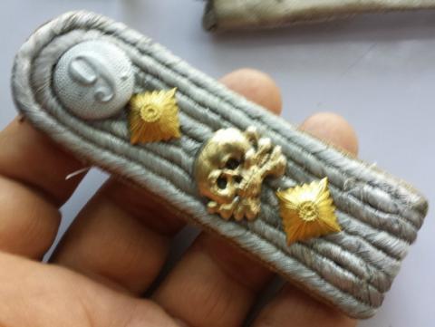 WW2 GERMAN NAZI PANZER DIVISION WAFFEN SS TOTENKOPF SHOULDERS WITH EARLY SKULLS AND RZM TAG 