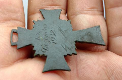 WW2 GERMAN NAZI RELIC FOUND MOTHER CROSS MEDAL AWARD