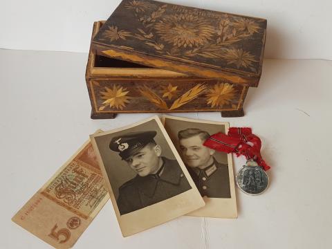 WW2 GERMAN NAZI UNIQUE LOT OF PERSONAL BELONGINGS FROM A GERMAN SOLDIER WHO FOUGHT IN THE OST EASTERN SOVIETS BATTLE - WOODEN ENGRAVED BOX + EASTERN FRONT MEDAL AWARD + 2 PHOTOS + MONEY