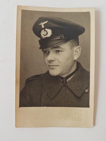 WW2 GERMAN NAZI UNIQUE LOT OF PERSONAL BELONGINGS FROM A GERMAN SOLDIER WHO FOUGHT IN THE OST EASTERN SOVIETS BATTLE - WOODEN ENGRAVED BOX + EASTERN FRONT MEDAL AWARD + 2 PHOTOS + MONEY