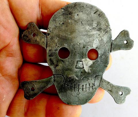 WW2 GERMAN NAZI VERY RARE WAFFEN SS TOTENKOPF DIVISION EAST FRONT BATTLE RELIC FOUND SKULL PLATE