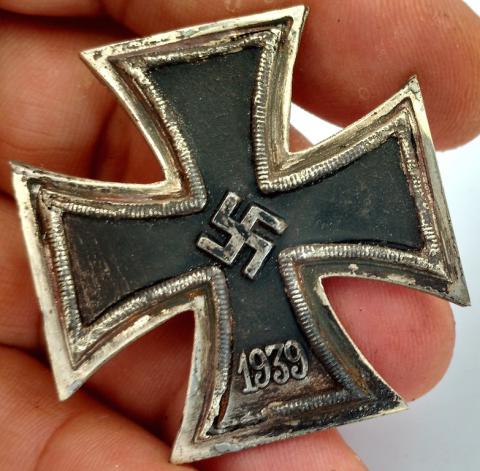 WW2 GERMAN NAZI WAFFEN SS OR WEHRMACHT RARE IRON CROSS SCREWBACK PIN MEDAL AWARD RELIC FOUND