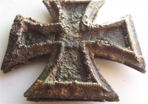 WW2 GERMAN NAZI WAFFEN SS OR WEHRMACHT RELIC GROUND DUG IRON CROSS SECOND CLASS MEDAL AWARD FOUND IN THE FAMOUS KURLAND BATTLEFIELD
