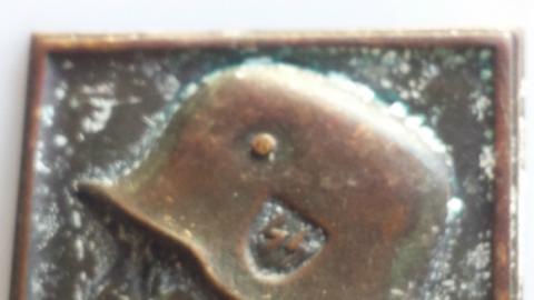 WW2 GERMAN NAZI WAFFEN SS PANZER TOTENKOPF DIVISION PIN WITH HELMET WITH SS RUNES