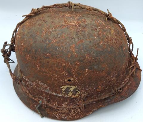 Waffen SS Barbed wire camo M40 single decal SS helmet Quist Q66 original relic found