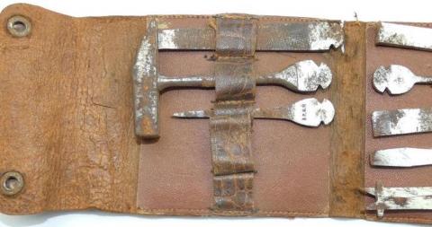 FIELD TOOLS ORIGINAL LEATHER ETUI MANNEQUIN WEHRMACHT, PANZER, ENGINEER, WAFFEN SS MADE BY D.R.G.M