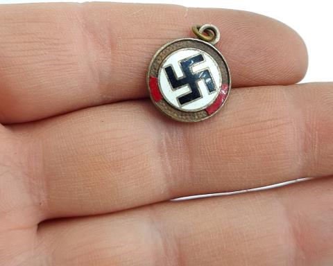 Third Reich NSDAP Adolf Hitler Partisan swastika pendant medaillon