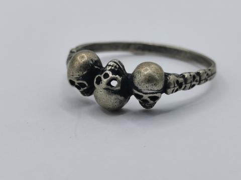 WW2 GERMAN NAZI WAFFEN SS TOTENKOPF CONCENTRATION CAMP GUARD 3 SKULLS DEATH SILVER RING