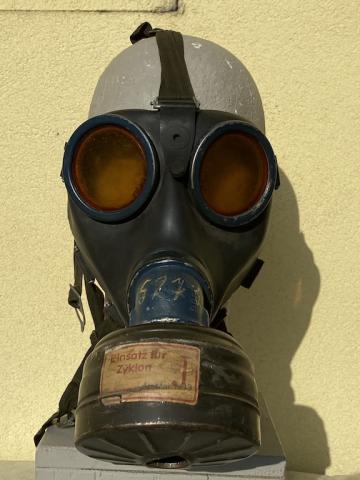 ZYKLON B GAS MASK FROM CONCENTRATION CAMP WAFFEN SS TOTENKOPF CAN CANISTER ORIGINAL