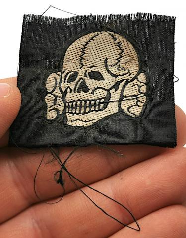 WW2 GERMAN NAZI WAFFEN SS TOTENKOPF M43 CAP SKULL CLOTH INSIGNIA BEVO NCO PATCH TISSUS 