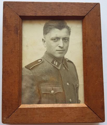 WW2 GERMAN NAZI AMAZING WAFFEN SS SOLDIER PHOTO IN A GREAT STAMPED WOODEN FRAME - PICTURE TOTENKOPF EAGLE THIRD REICH STAMP