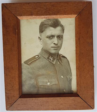 WW2 GERMAN NAZI AMAZING WAFFEN SS SOLDIER PHOTO IN A GREAT STAMPED WOODEN FRAME - PICTURE TOTENKOPF EAGLE THIRD REICH STAMP