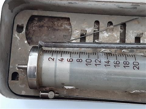 WW2 GERMAN NAZI ATTIC FOUND CONCENTRATION CAMP AUSCHWITZ BLOCK XX MEDICAL INFECTION  SYRINGE WITH TAG