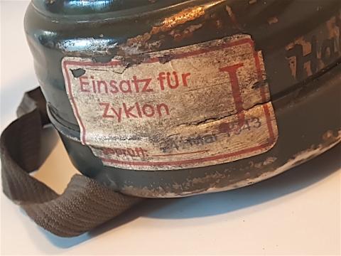 WW2 GERMAN NAZI EXTREMELY RARE GAS MASK FROM AUSCHWITZ CONCENTRATION CAMP WITH ZYKLON B GAS TAG ( DESGESCH ZYKLON B MAKER ) USED BY WAFFEN SS TOTENKOPF GUARD DURING EXTERMINATION - MUSEUM PIECE!!!
