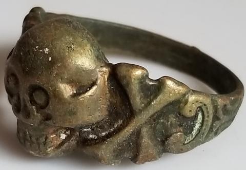 WW2 GERMAN NAZI - FROM A GROUND DUG GUY COLLECTION - WAFFEN SS TOTENKOPF RELIC FOUND RING WITH SKULL & BONES