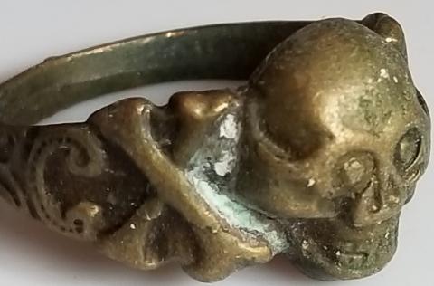 WW2 GERMAN NAZI - FROM A GROUND DUG GUY COLLECTION - WAFFEN SS TOTENKOPF RELIC FOUND RING WITH SKULL & BONES