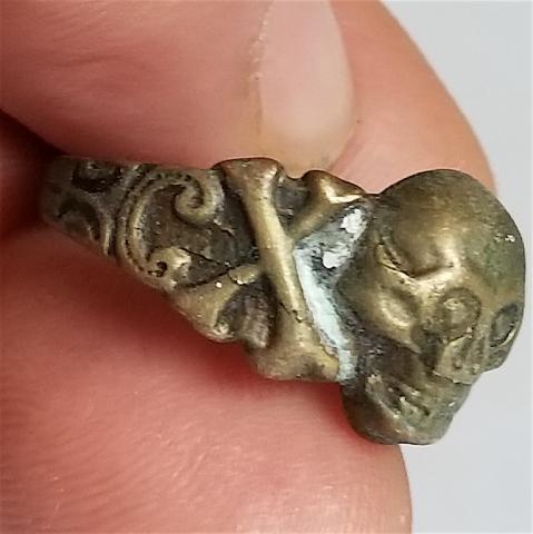 WW2 GERMAN NAZI - FROM A GROUND DUG GUY COLLECTION - WAFFEN SS TOTENKOPF RELIC FOUND RING WITH SKULL & BONES